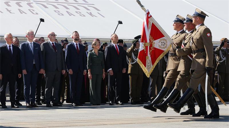 Polen begeht „Tag der Armee“ mit großer Militärparade Polnische Spitzenpolitiker nehmen an der Wachablösung am Grabmal des Unbekannten Soldaten teil.