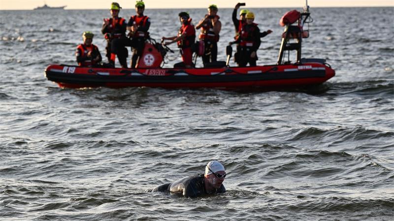 Polnischer Langstreckenschwimmer Bartlomiej Kubkowski durchschwimmt die Ostsee.
