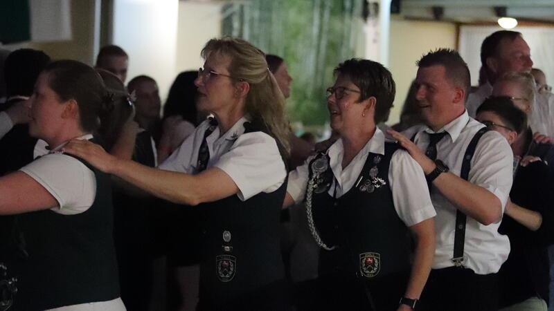 Polonaise durch den Saal: Gegen Mitternacht erreicht die Stimmung ihren Siedepunkt.