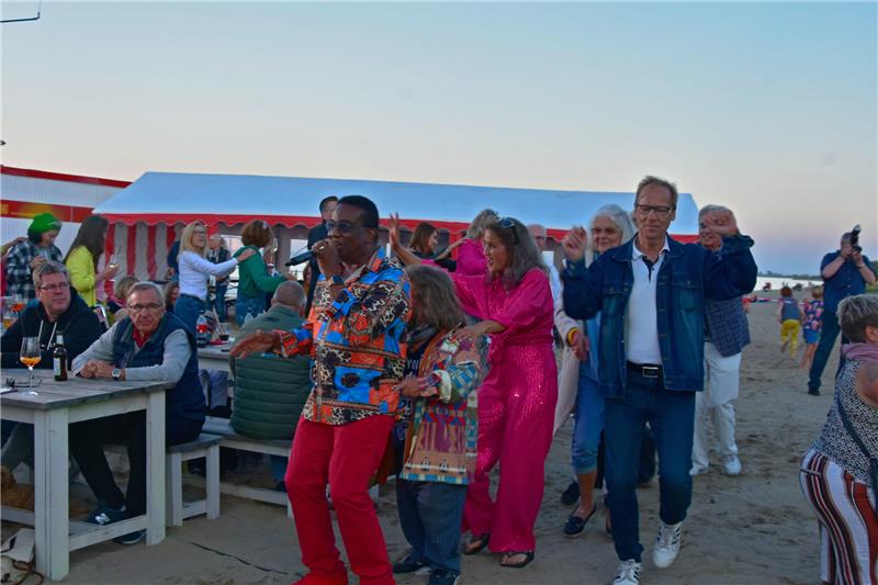 Sommer-Feeling auf Krautsand: Musiker reißen Publikum am Elbstrand mit Polonaise mit Ernest Clinton und Moderatorin Ramershoven. Fotos: Felsch