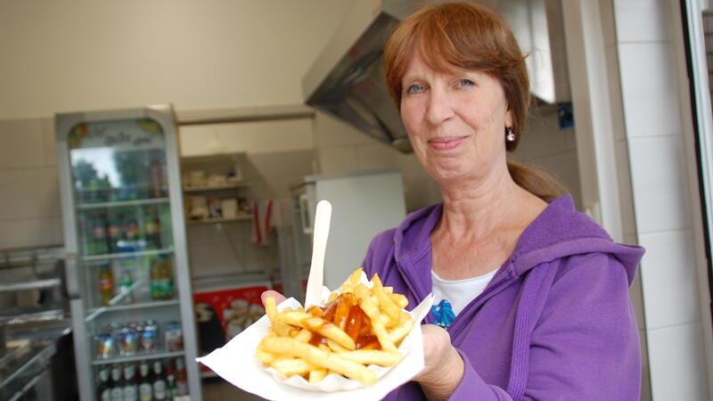 Vieles ist neu: Das Sauensieker Naturbad im Freibad-Check Pommes Rot-Weiß gehört zu den Rennern von Kioskbetreiberin Susanne Georg.