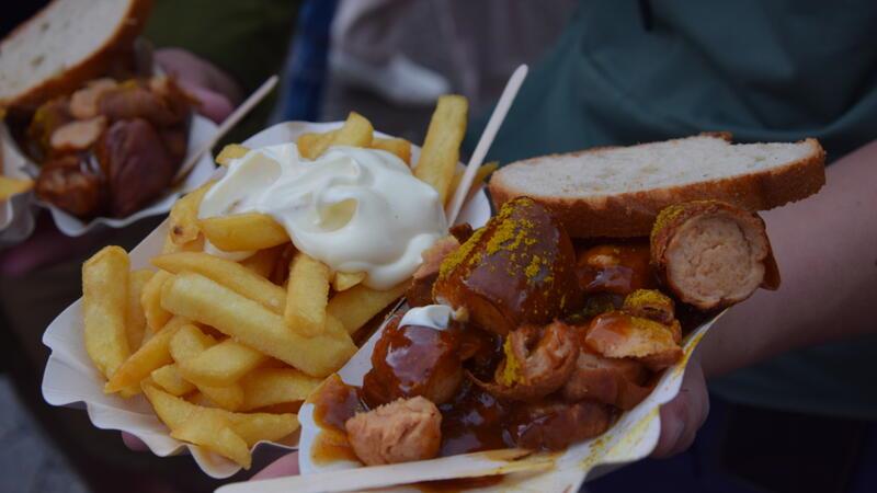Pommes ab 3,50 Euro, Currywurst zwischen 5 und 5,50 Euro - das kostet eine der beliebtesten Mahlzeiten auf dem Pfingstmarkt.