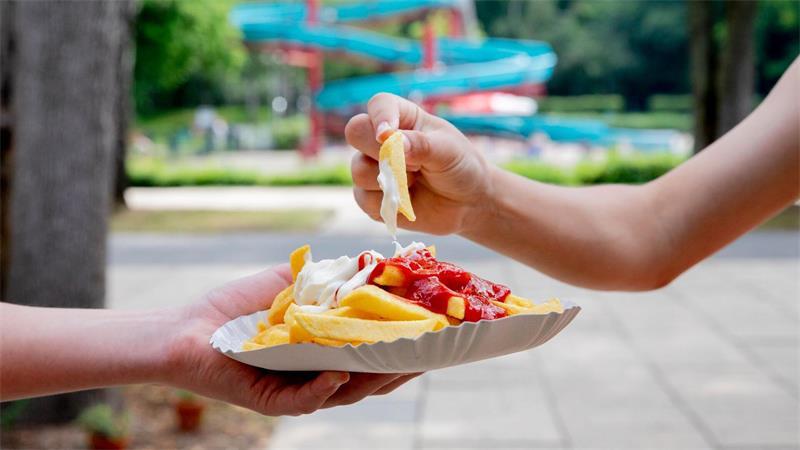 Geräusche, Gerüche, Gänsehaut - der Sommer im Freibad Pommes sind nirgends so lecker wie am Schwimmbadkiosk. (Archivbild)