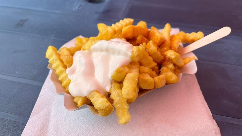 Freibad-Check: Das Smartphone öffnet die Türen in Horneburg Pommes vom Kiosk werden in der klassischen Pappschale mit Holzpiekser serviert.
