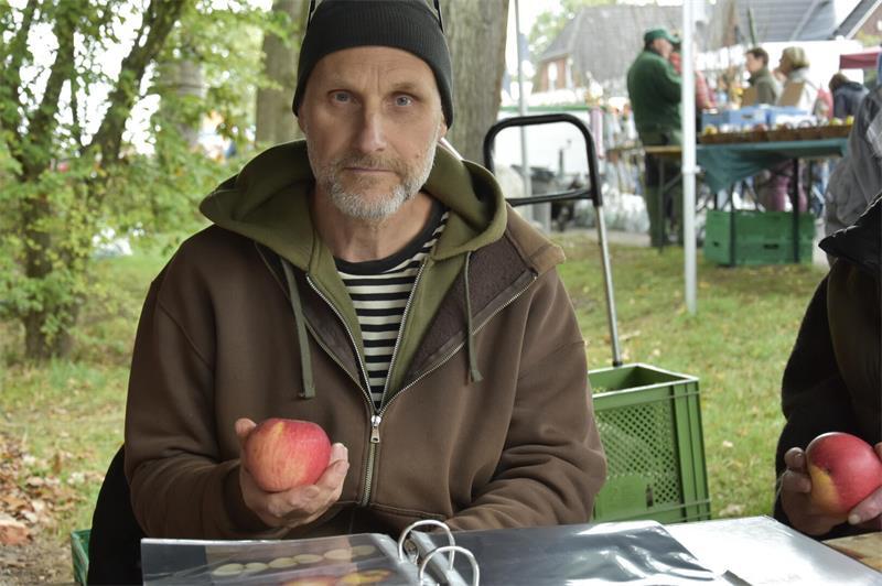 Nicht nur zum Reinbeißen: In Ahlerstedt dreht sich alles um Äpfel Pomologe Andreas Kallwitz mit einem Apfel der Sorte Kaiser-Wilhelm.