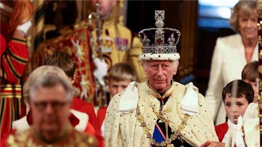 Pompöse Zemeronie: König Charles verliest die Pläne der Regierung.