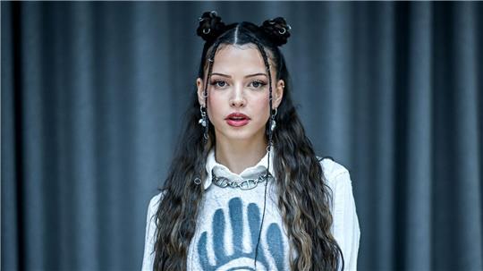 Pop-Star Nina Chuba hat das Titellied der ARD-Kinderserie „Die Pfefferkörner“ neu aufgenommen. (Archivbild)