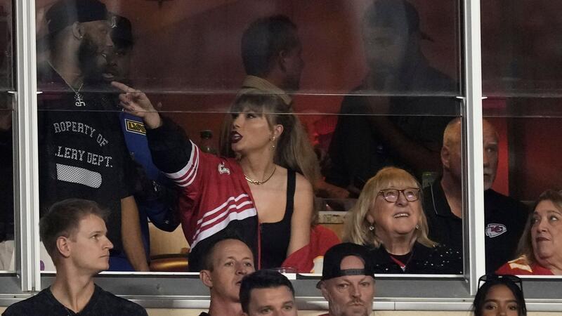 Pop-Superstar Taylor Swift schaute sich das Spiel der Kansas City Chiefs gegen die Denver Broncos live im Stadion an.