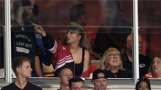 Pop-Superstar Taylor Swift schaute sich das Spiel der Kansas City Chiefs gegen die Denver Broncos live im Stadion an.