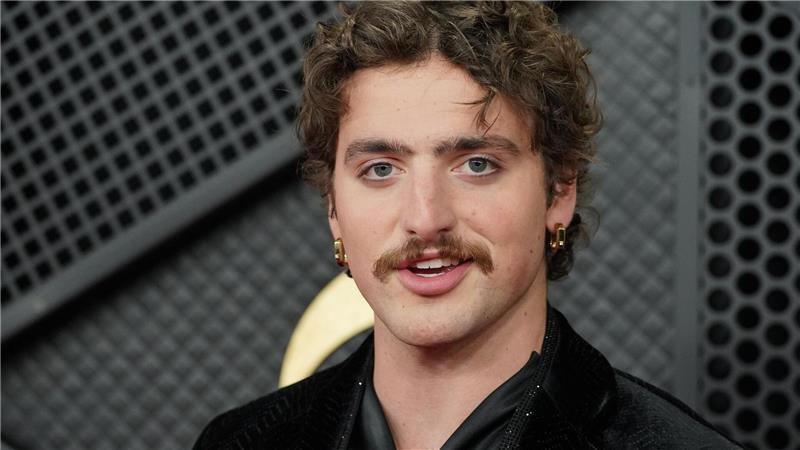 Popstar Benson Boone gehört zu den Promis der letzten Jahre, die den Oberlippenbart-Hype befeuerten. (Archivbild)