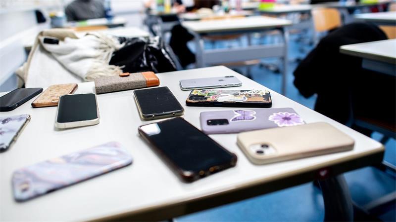 Was im Klassenchat landet und warum das Probleme macht Pornos, Dickpics und KI-manipulierte Bilder zirkulieren längst auch in Schulchats. (Symbolfoto)