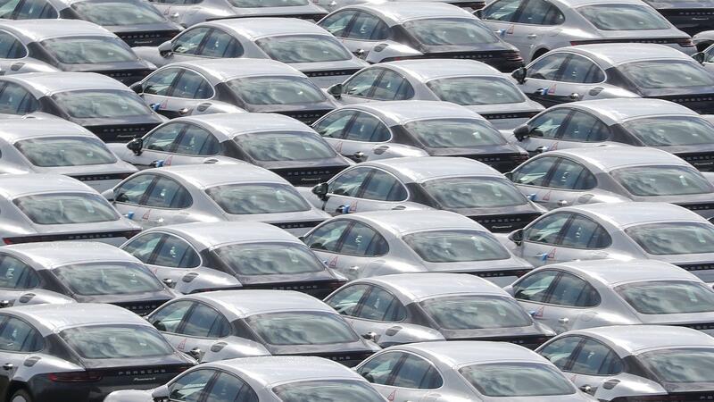 Porsche verkauft etwas mehr Autos: Absatzeinbruch in China Porsche hat im vergangenen Jahr etwas mehr Sport- und Geländewagen verkauft.