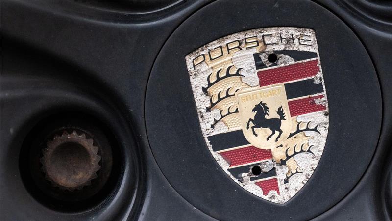 Autoaktien brechen nach Gewinnwarnung bei Porsche und VW ein Porsche vollzieht einen Strategieschwenk - an der Börse geht es bergab