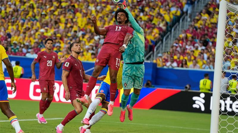 Die nächste Enttäuschung: So ist Portugal kein WM-Favorit Portgals Verteidiger Renato Veiga und sein Torwart Diogo Costa behindern sich gegenseitig.
