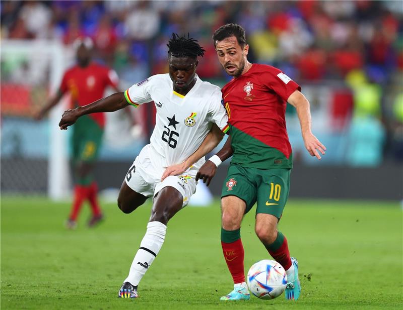 Ronaldo trifft als erster Spieler bei fünf WM-Endrunden Portugals Bernardo Silva (r) im Laufduell mit Seidu Alidu aus Ghana.