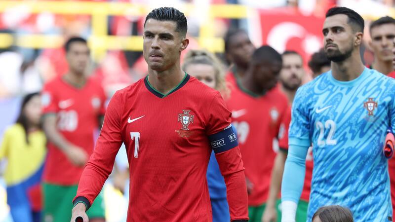 Kurioses türkisches Eigentor hilft: Portugal im Achtelfinale Portugals Cristiano Ronaldo führte seine Mannschaft erneut als Kapitän auf den Platz.