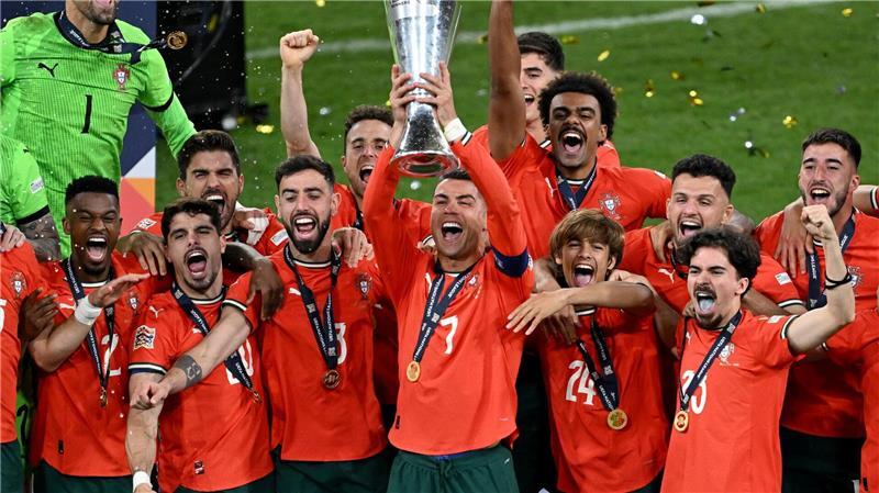Portugals Cristiano Ronaldo jubelt mit seiner Mannschaft und der Trophäe über den Sieg der Nations League.