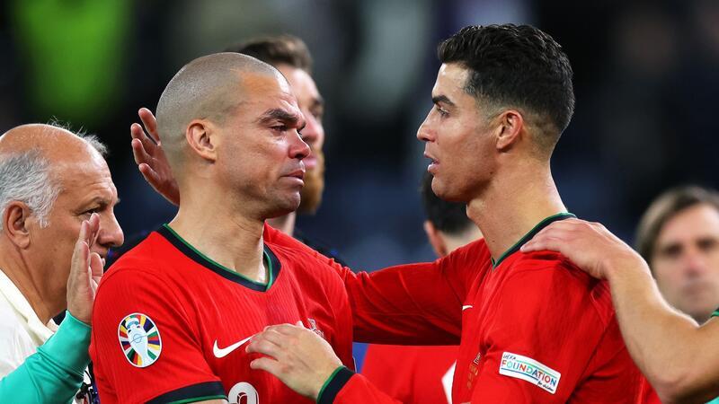 Weiter mit 41? Pepe will nicht über Rücktritt sprechen Portugals Pepe (l) wird nach dem EM-Aus von Cristiano Ronaldo getröstet.