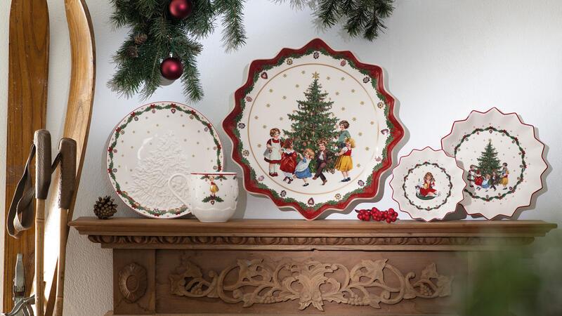 Adventskranz geht in Flammen auf - Das müssen Sie jetzt tun Porzellan-Weihnachsteller - hier von Villeroy&Boch - werden wie zu Omas Zeiten stehend präsentiert.