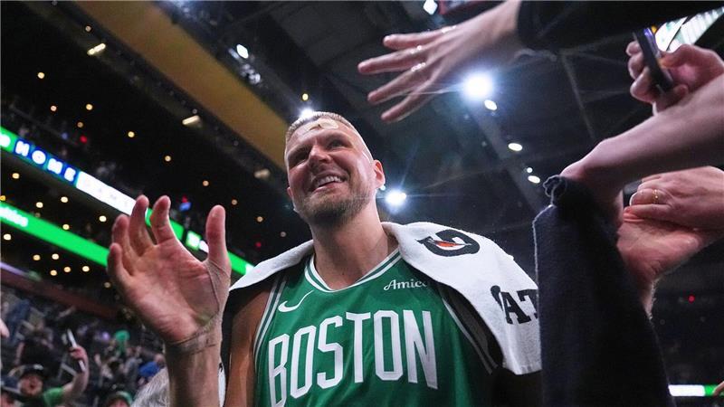 NBA-Playoffs: Wagners Magic verlieren erneut in Boston Porzingis erlitt eine Platzwunde und musste genäht werden - kam aber zurück ins Spiel.
