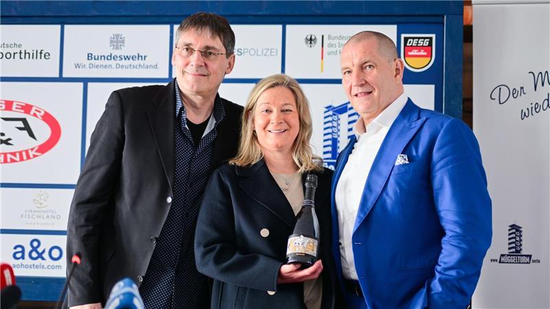 In Champagner-Laune: Pechstein fühlt sich frei und tritt ab Pose mit Pechstein-Champagner.