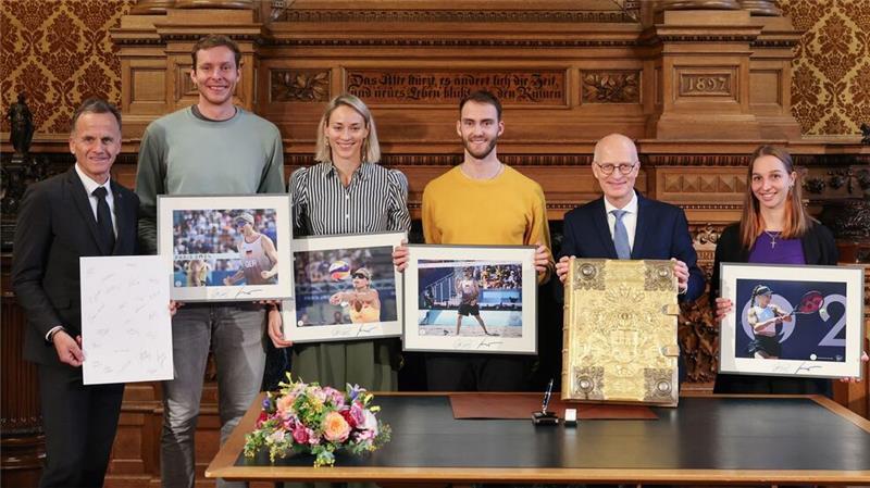 Beachvolleyballer Ehlers/Wickler in Hamburg geehrt Posieren mit dem Bürgermeister: Die Beachvolleyballer Nils Ehlers, Louisa Lippmann, Clemens Wickler und Tennisspielerin Tamara Korpatsch