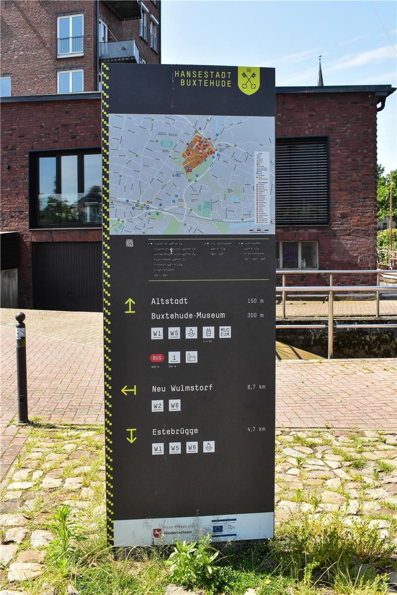Hollywoodreif: Mit ChatGPT auf Entdeckungsreise durch Buxtehude Eine Wegweiser-Tafel am Hafen in Buxtehude.