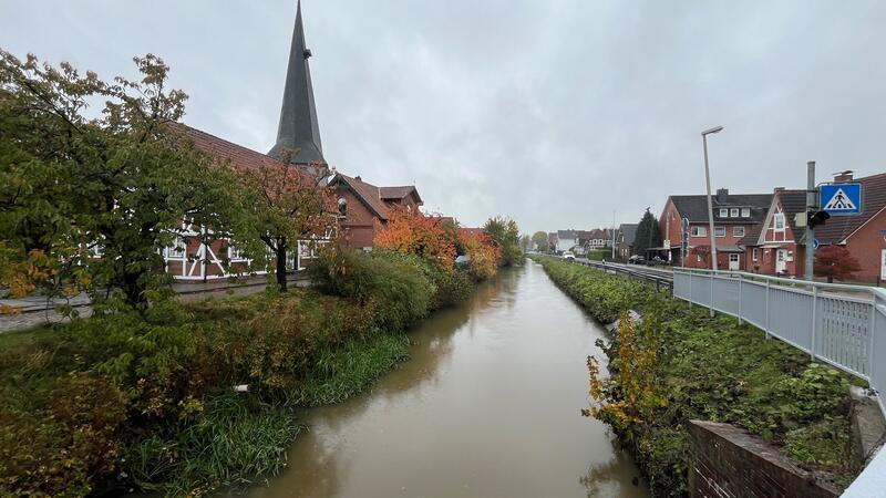 Extremwetter: Altländer wollen die Wassermassen bei Starkregen bändigen Positiv oder negativ für das Ortsbild? Die naturnahe Böschung an der Jorker Hauptwettern in Borstel ist umstritten.