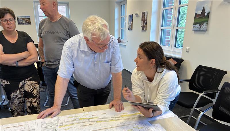 Straßenschäden: Tempo 30 durchgehend in Steinkirchen und Grünendeich Post-Standort sichern: Immobilieneigentümer Ingo Schult und Bürgermeisterin Sonja Zinke im Gespräch.