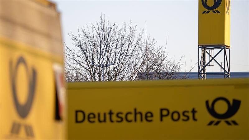 Warum an manchen Tagen gar keine Briefe im Briefkasten sind Posthörner, so weit das Auge reicht: Blick auf ein Briefzentrum der Deutschen Post. (Archivbild)