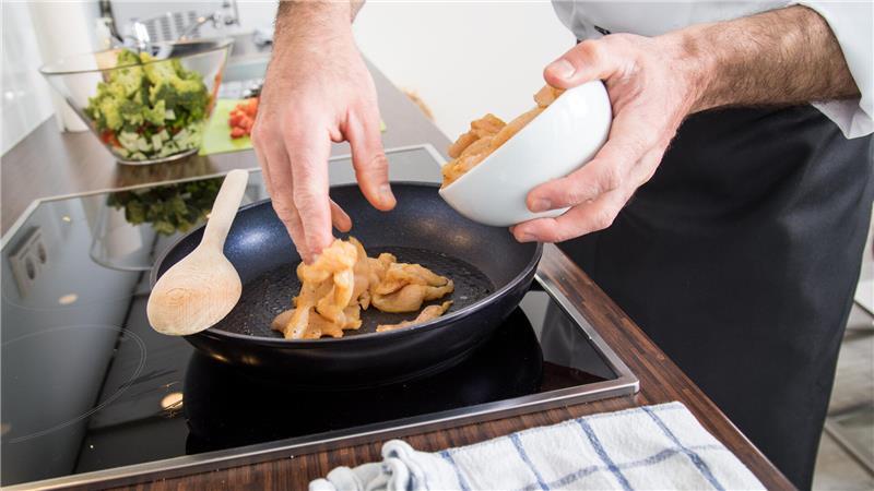 Gefährliche Chemikalien: Antihaft-Pfannen nicht ohne PFAS-Check kaufen Potenziell gesundheitsschädlich: PFAS werden in Antihaft-Beschichtungen eingesetzt, weil sie eher hitzebeständig, fett- und wasserabweisend sind.