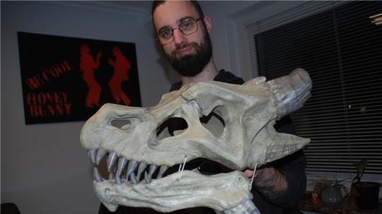 Prachtexemplar aus dem 3D-Drucker: Die Drachenmaske hat Jan Niclas Venske nach dem Druck zusammengebaut, bemalt und verziert.