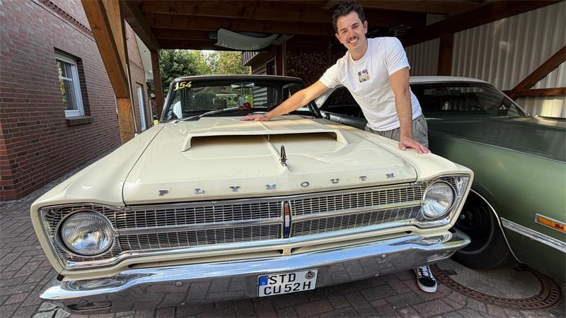 Von Ami-Schlitten bis Zündapp: Apenser Clique fährt auf Oldtimer ab Prachtstück aus Lack und Chrom: Leon Buck zeigt seinen Plymouth Satellite aus dem Jahr 1965.