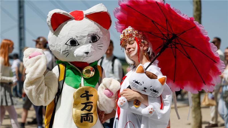 Prachtvoll verkleidet haben sich Andrea und Marta zum Japantag in Düsseldorf.