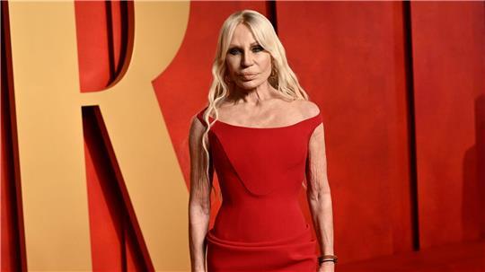 Prada hat Versace komplett übernommen. Hier die frühere Konzernchefin Donatella Versace. (Archivbild)