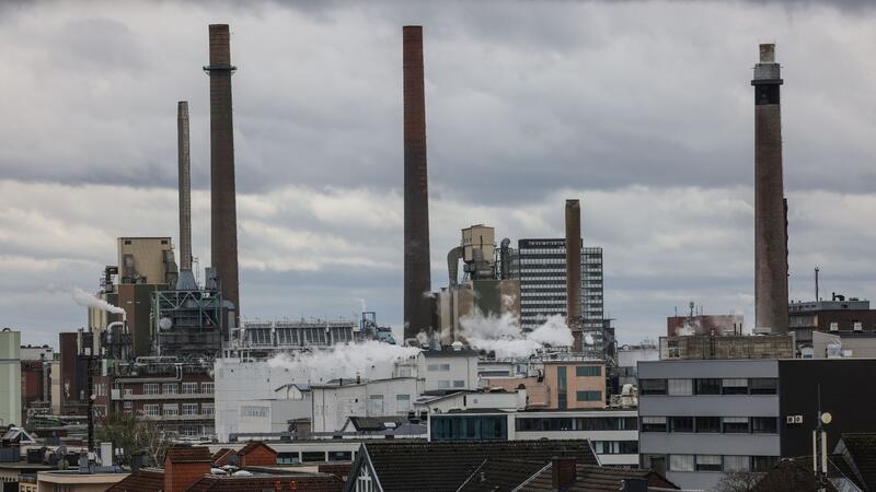 Die Stadt, die zum deutschen Meister gehört: Leverkusen Prägend: Hinter Wohnhäusern sind die Anlagen des Werkes von Bayer in Leverkusen zu sehen.
