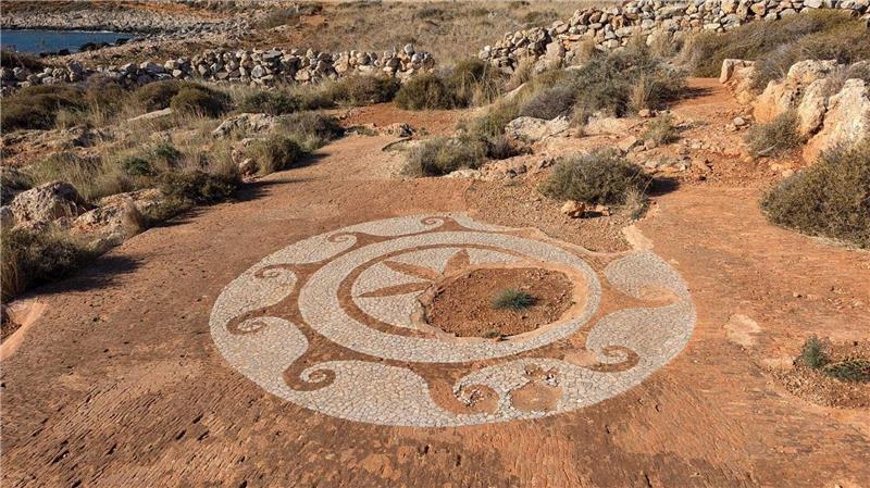 Prägend waren patriarchisch ausgerichtete Gemeinschaften, die einzigartige, nur in der Inneren Mani zu findenden Megalithbauten schufen.