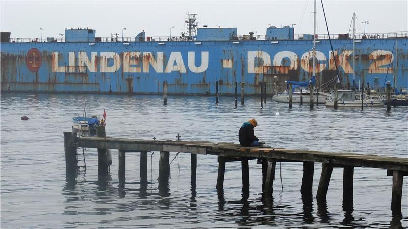 Prägte über Jahrzehnte den Anblick von Kiel-Friedrichsort: das große Schwimmdock der Lindenau-Werft, hier eine Aufnahme von 2013. Inzwischen sieht das Dock etwas anders aus. (Archivbild)