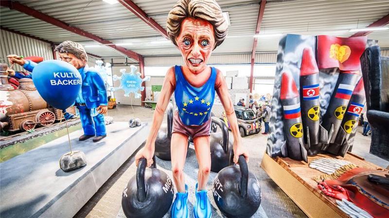 Präsentation der MCV-Motivwagen für den Rosenmontagszug - Der Motivwagen „Quäl Dich!“ zeigt eine Darstellung von Ursula von der Leyen, Präsidentin der Europäischen Kommission, mit Bezug auf die aktuellen Herausforderungen der EU. 