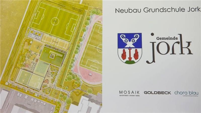 Präsentation der Pläne für die Grundschule Jork in der Altländer Festhalle: Links unten ist die Sporthalle zu sehen, daran grenzen Archiv und Schule an. Oben liegt der neue Kunstrasenplatz.