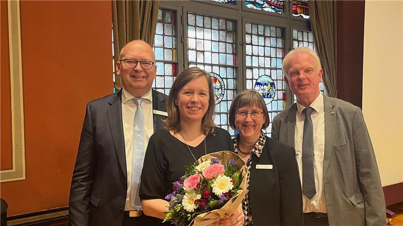 Präsentation des Buches im Ratssaal (von links: Bürgermeister Sönke Hartlef, Dr. Anne Lena Meyer, Stadtarchivarin Dr. Christina Deggim und Prof. Dr. Rainer Hering, der die Arbeit betreut hat.