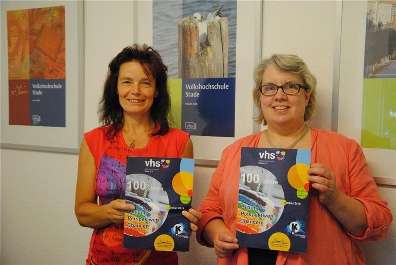 Präsentieren das Stader VHS-Programm zum 100-jährigen Bestehen der Volkshochschulen in Deutschland: die Leiterinnen Katja Buse (links) und Susanne Meyer. Foto: Stief