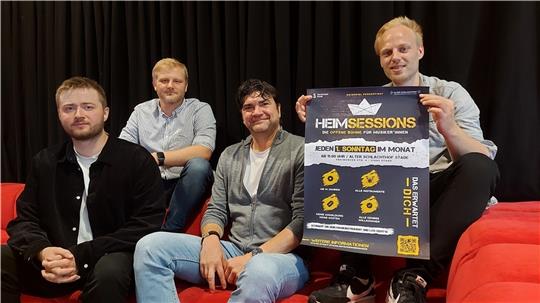 Präsentieren das Veranstaltungsplakat zu den Heimsessions im Alten Schlachthof: Kenneth Reigber, Phillip Kleimeier, Stadtjugendpfleger Marc Olszewski und Hauke Harms (v.l.n.r.); Foto: Hansestadt Stade