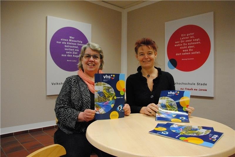 Präsentieren das neue Programmheft der VHS Stade: Leiterin Katja Buse (rechts) und die Stellvertreterin Susanne Meyer. Foto: Stief