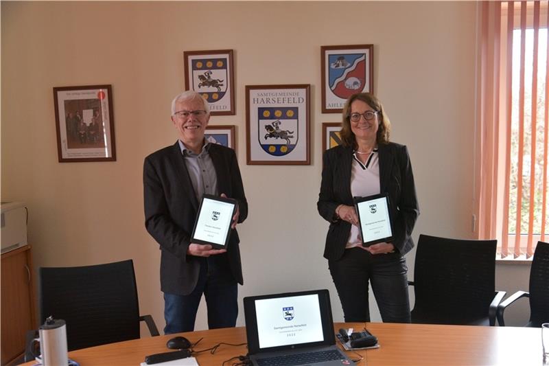 Präsentieren den Harsefelder Haushalt für 2022: Kämmerer Ulrich Pergande und Samtgemeindebürgermeisterin Ute Kück sind stolz, dass ihre Kommune schuldenfrei ist. Foto: Beneke