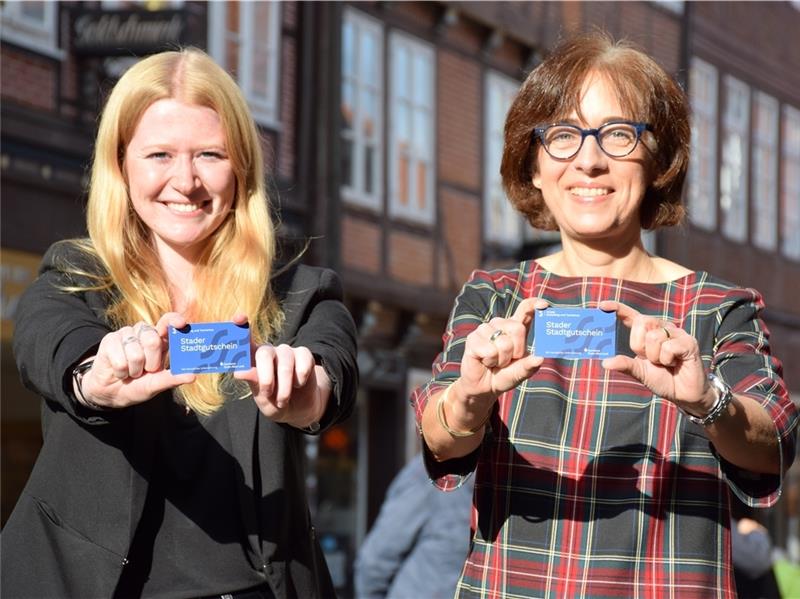 Präsentieren den Stader Stadtgutschein: City-Managerin Christine Plath (links) und Sparkassen-Vorstand Astrid Knipping. Foto: Strüning