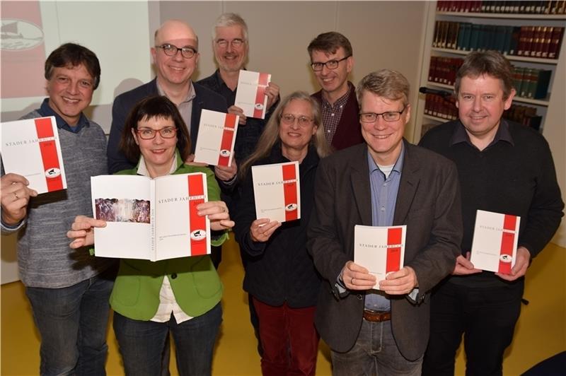 Präsentieren die rote Titelseite : Die Autoren und Redner zur Vorstellung des Stader Jahrbuchs. Foto Strüning