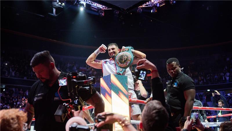 Bereit für Mega-Kampf: Kabayel fordert Champion Usyk heraus Präsentiert seinen Interimsgürtel: Boxprofi Agit Kabayel.