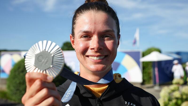 Historischer Coup: Hamburger Golferin Henseleit holt Olympia-Silber Präsentiert stolz ihre Silbermedaille: Golferin Esther Henseleit.