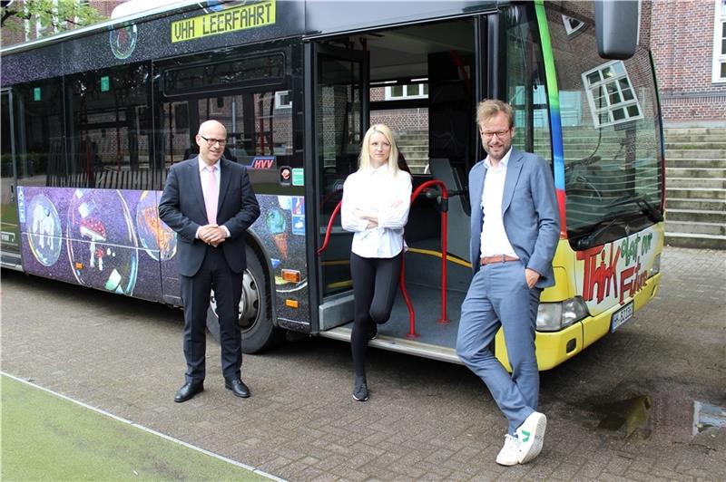 Präsentierten das Günstig-Abo für Schüler: Schulsenator Ties Rabe (von links), HVV-Chefin Anna-Theresa Korbutt und Verkehrssenator Anjes Tjarks. Foto: BSB/Luisa Wellhausen